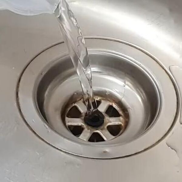 Sipajte ovo u sudoperu pre spavanja: Ujutru će cevi biti kao nove, a neprijatan miris će prosto nestati