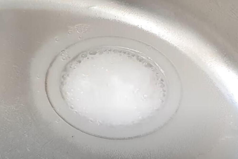 Kako se rešiti neprijatnih mirisa iz odvoda u roku od par sekundi? Sve što vam je potrebno, imate već kod kuće