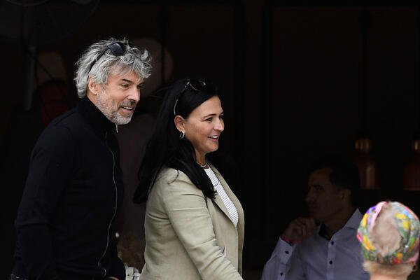 RENATA SE KUPA U LOVI, KAD ČUJETE KOLIKO JE "TEŠKA" NEĆE VAM BITI DOBRO: Muž joj POGINUO, ona sve NASLEDILA, pa...