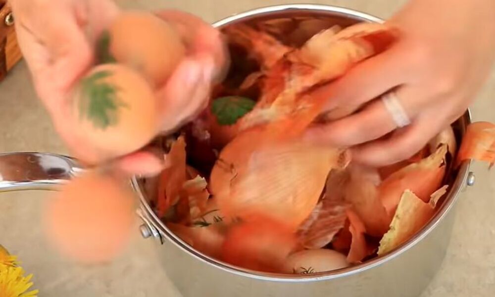 Ukrašena jaja u farbanje u lukovini