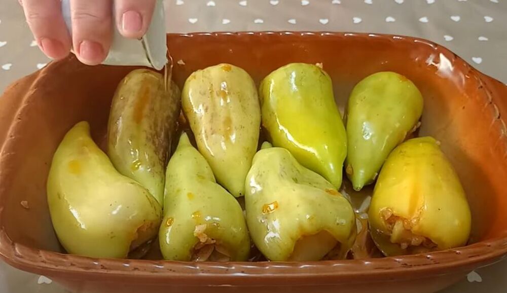 Paprike punjene ribljim mesom u tepsiji