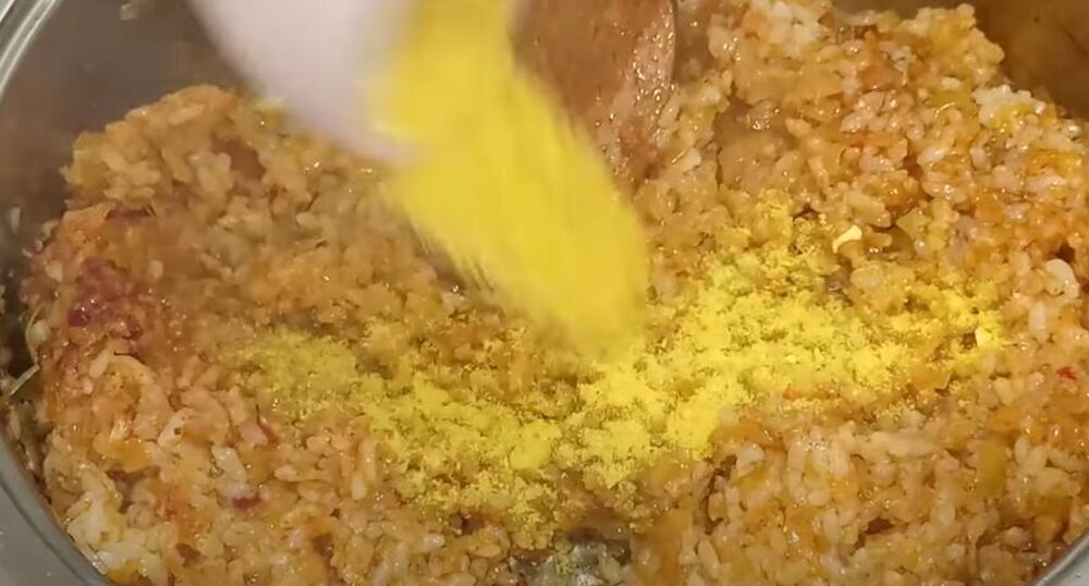 Dinstanje crnog luka i ribe