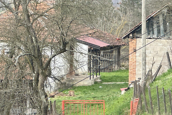 OVO JE KUĆA STRAVE U KOJOJ JE SANELA UBILA MIROSLAVA! U selu muk nakon stravičnog zločina (FOTO)