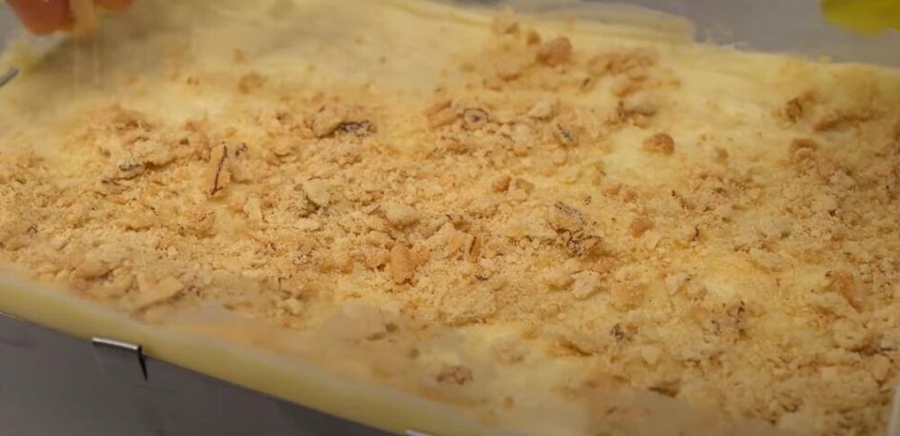 Izmrvljen keks preko Napoleon torte bez pečenja