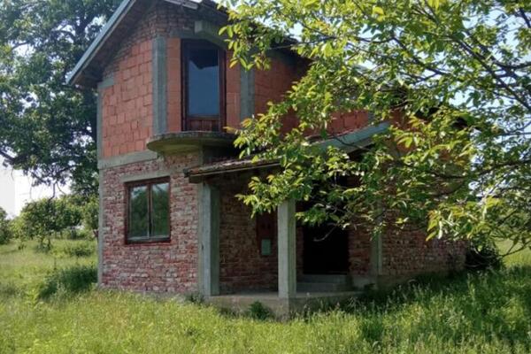 PRODAJE KUĆU SA ČETIRI PROSTORIJE ZA OSAM I PO HILJADA EVRA: Plac ima 15 ari, JEDNA STVAR je potrebna za useljenje