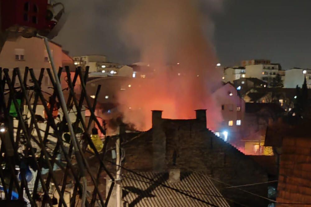 POŽAR NA ZVEZDARI, GORI KUĆA: Prvo se čula jaka EKSPLOZIJA, a onda je buknula VATRA