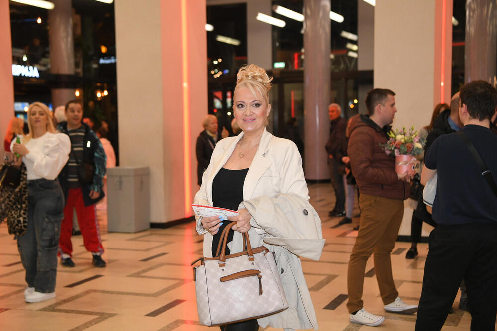 PEVAČICA, PA DIREKTORKA JAVNE USTANOVE, A SINOĆ SE POJAVILA I SVE ZABEZEKNULA: Evo zašto je bila u CENTRU PAŽNJE