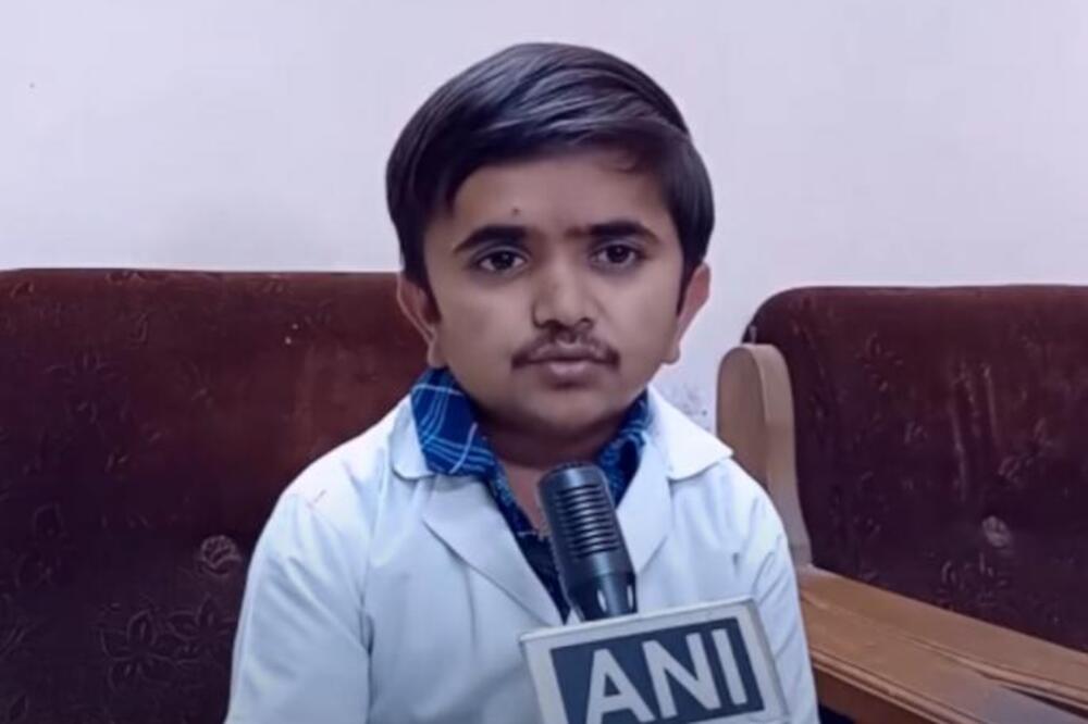 OVAKO IZGLEDA NAJNIŽI DOKTOR NA SVETU: Glava mu PRERASLA TELO, a kad čujete koliko CENTIMETARA IMA onesvestićete se