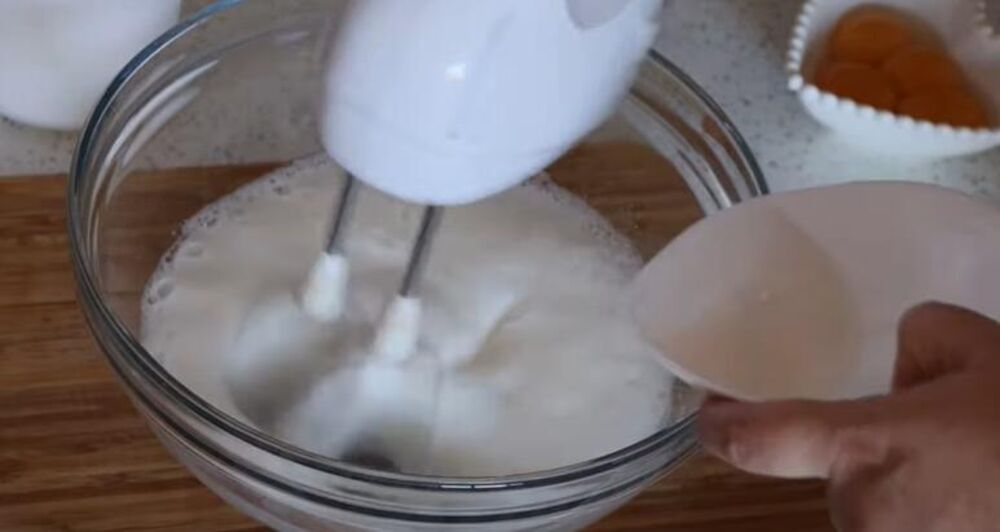 Mućenje belanaca sa šećerom