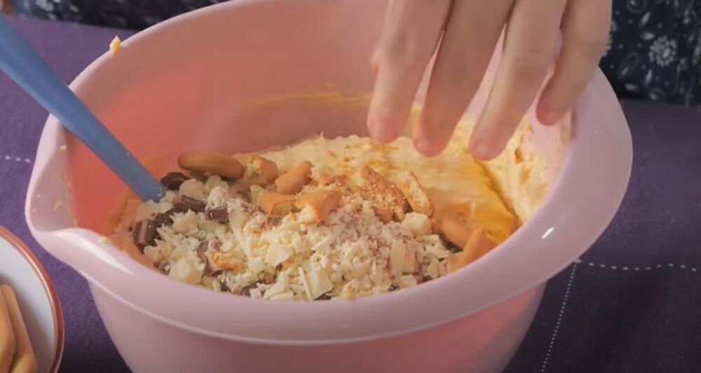 Bela i mlečna čokolada i keks u filu za grčke kocke