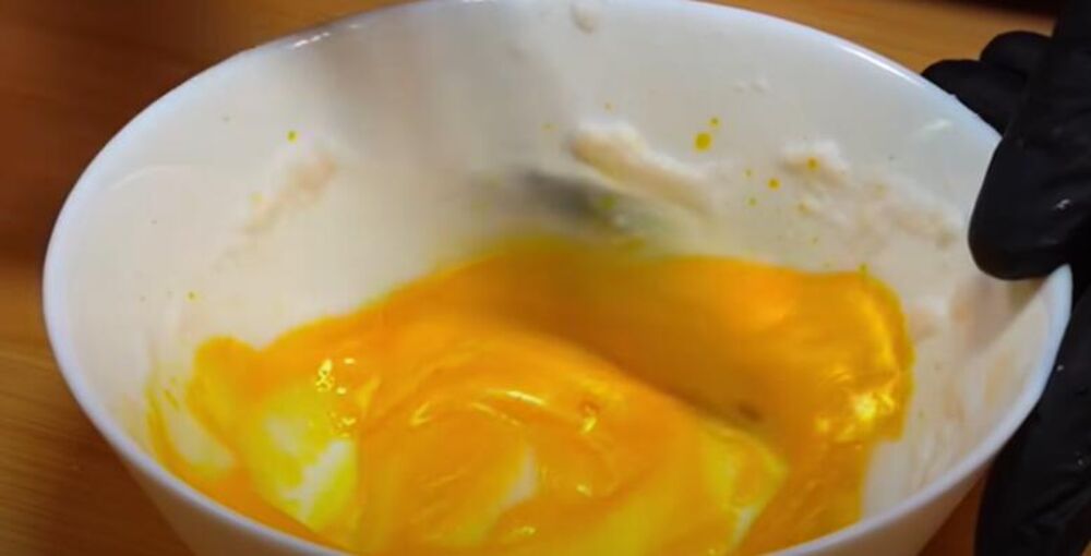 Boja za farbanje jaja u činiji