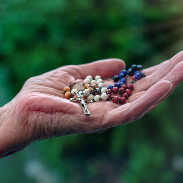 Da li je greh nositi tuđi krst? Odgovor duhovnika će vas duboko šokirati!