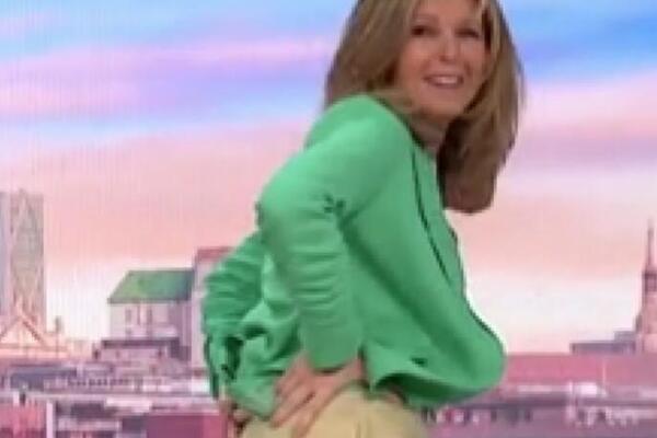 VODITELJKA POKAZALA GUZU USRED ŽIVOG PROGRAMA: Bez imalo BLAMA se OKRENULA I UPRLA JE KA KAMERI, SEVNUO I VEŠ