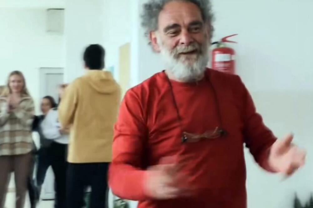 UČENICI IZ OBRENOVCA PRIREDILI ISPRAĆAJ U PENZIJU ZA PAMĆENJE: Smeh, suze, zagrljaji i MNOGO LJUBAVI (VIDEO)