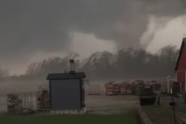 STRAŠAN TORNADO RUŠI SVE PRED SOBOM U AMERICI: Građani PARALISANI od straha, pogledajte OVO ČUDO (VIDEO)