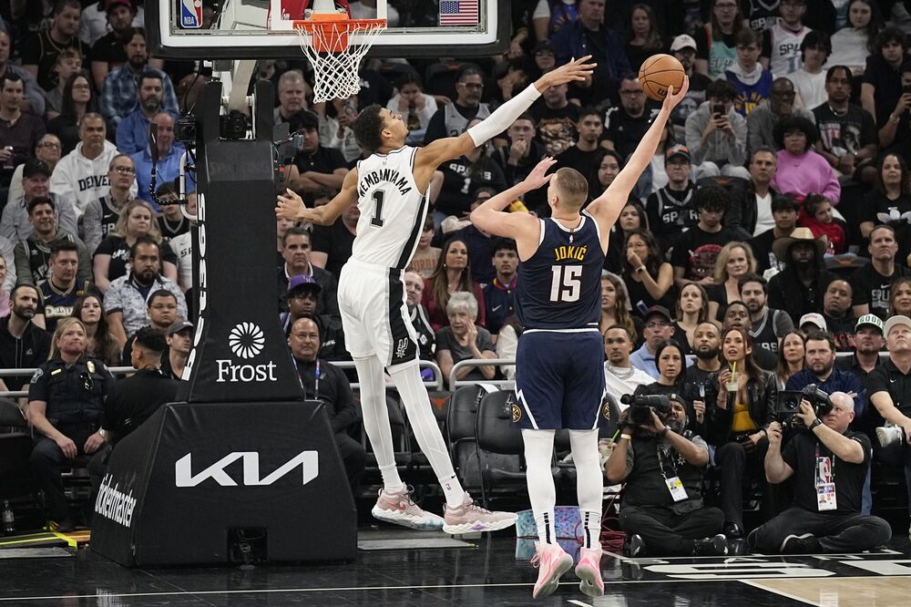 Nikola Jokić šutira preko Viktora Vembanjame na utakmici San Antonio Sparsa i Denver Nagetsa