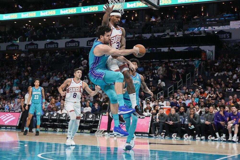 Vasilije Micić (levo) na utakmici Šarlot Hornetsa i Finiks Sansa