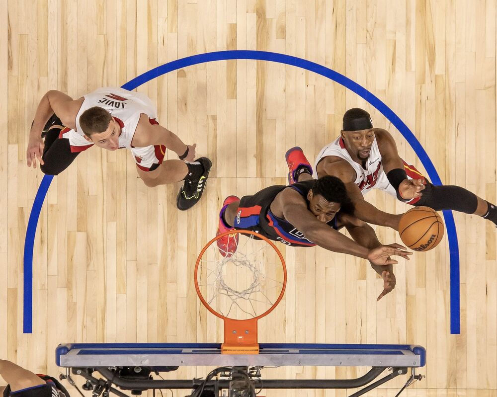Nikola Jović (levo) na utakmici Detroit Pistonsa i Majami Hita