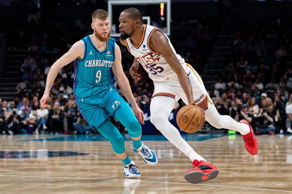 Kevin Durent (desno) na utakmici Šarlot Hornetsa i Finiks Sansa