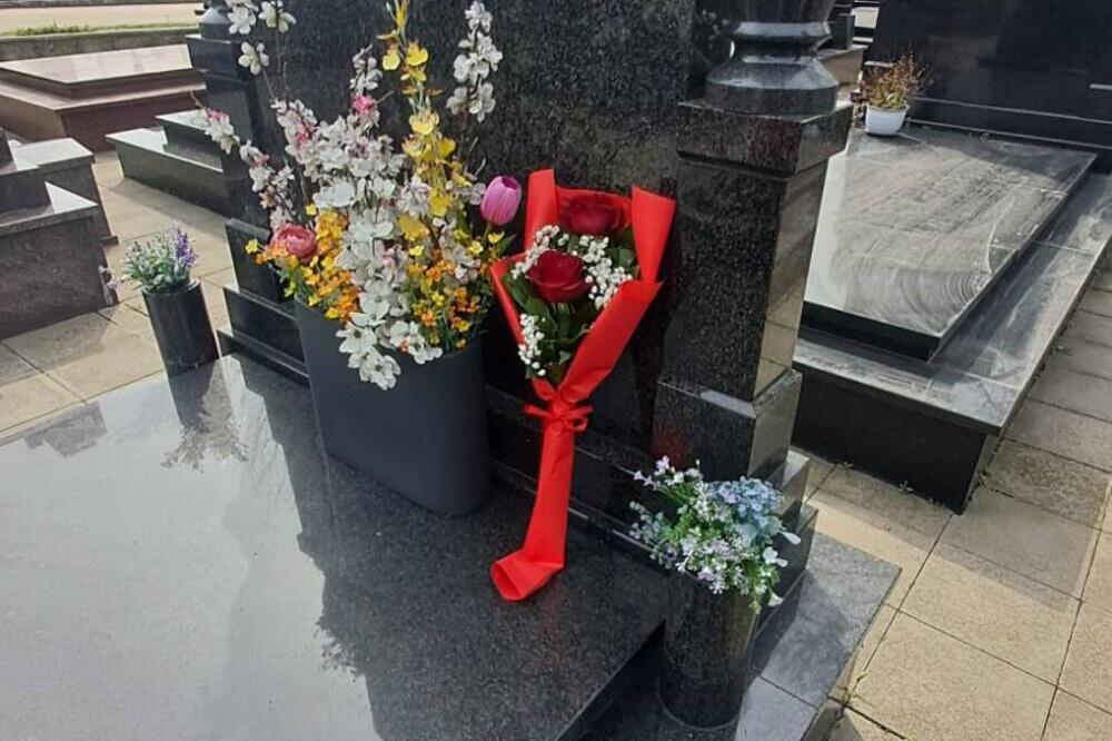 SVAKE GODINE PRELAZI 300 KILOMETARA DA BI JOJ DONEO RUŽE NA GROB: Otkrivena DUGO ČUVANA TAJNA, ko je ovaj DEČKO?