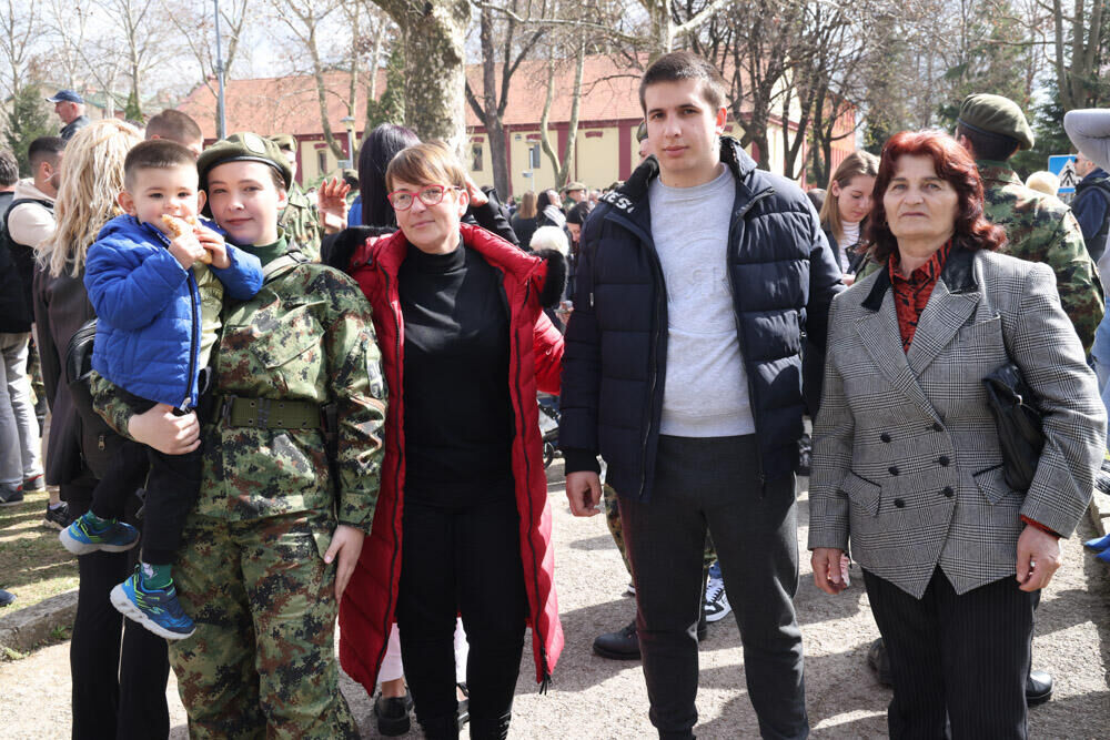 Devojke služe vojsku