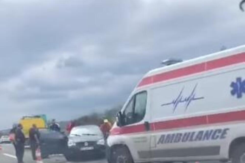TRI AUTOMOBILA SE SUDARILA NA AUTO-PUTU KOD VELIKE PLANE: Vatrogasci izvlače vozača iz automobila (VIDEO)