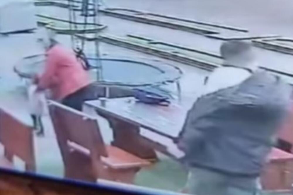 BESRAMNA KRAĐA U LOKALU U BEOGRADU: Ženi sa detetom ukrao novčanik, kamere sve snimile! (VIDEO)