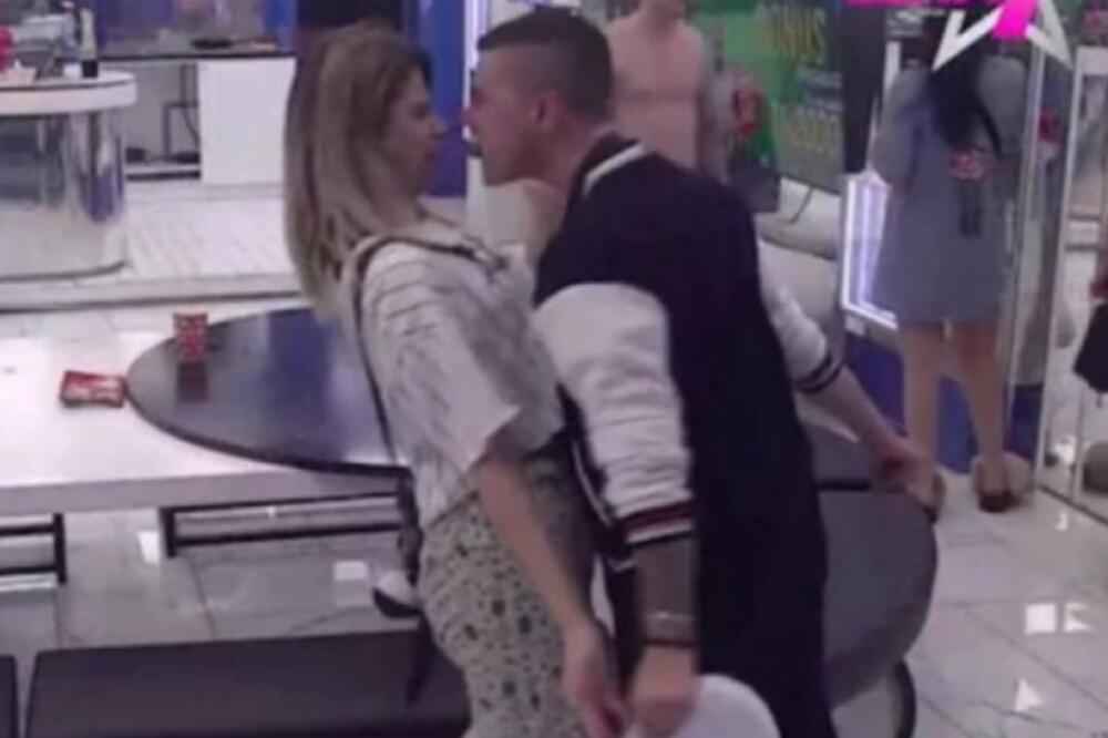 JEZIVE SCENE U ELITI! Bojana Pavlović DIVLJAČKI NASRNULA na Anđelu Šparavalo, UMALO JE POGODILA TANJIROM U GLAVU