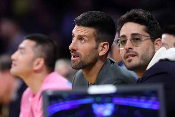 NAJSKUPLJA FOTKA U ISTORIJI SPORTA? Đoković nije krio ODUŠEVLJENJE - družio se sa jednim od NAJBOLJIH IKADA! (FOTO)