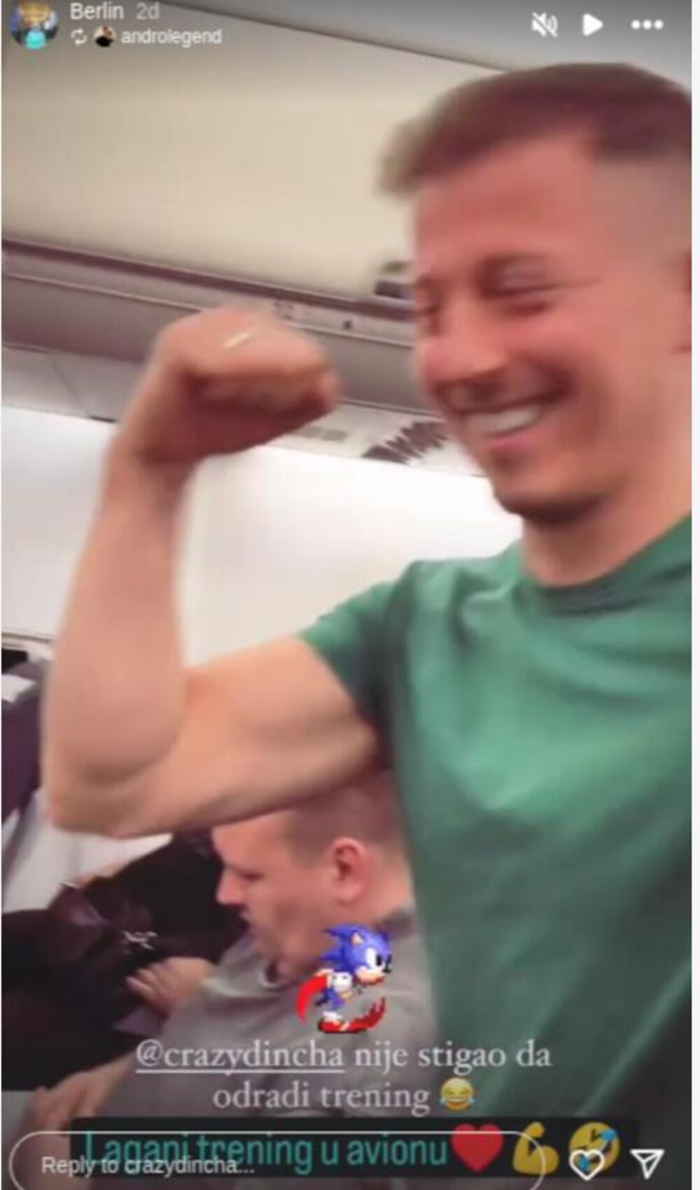 Dinča radi vežbe u avionu