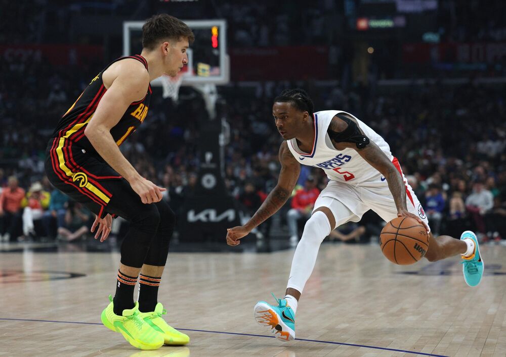 Bogdan Bogdanović u duelu sa igračem Los Anđeles Klipersa