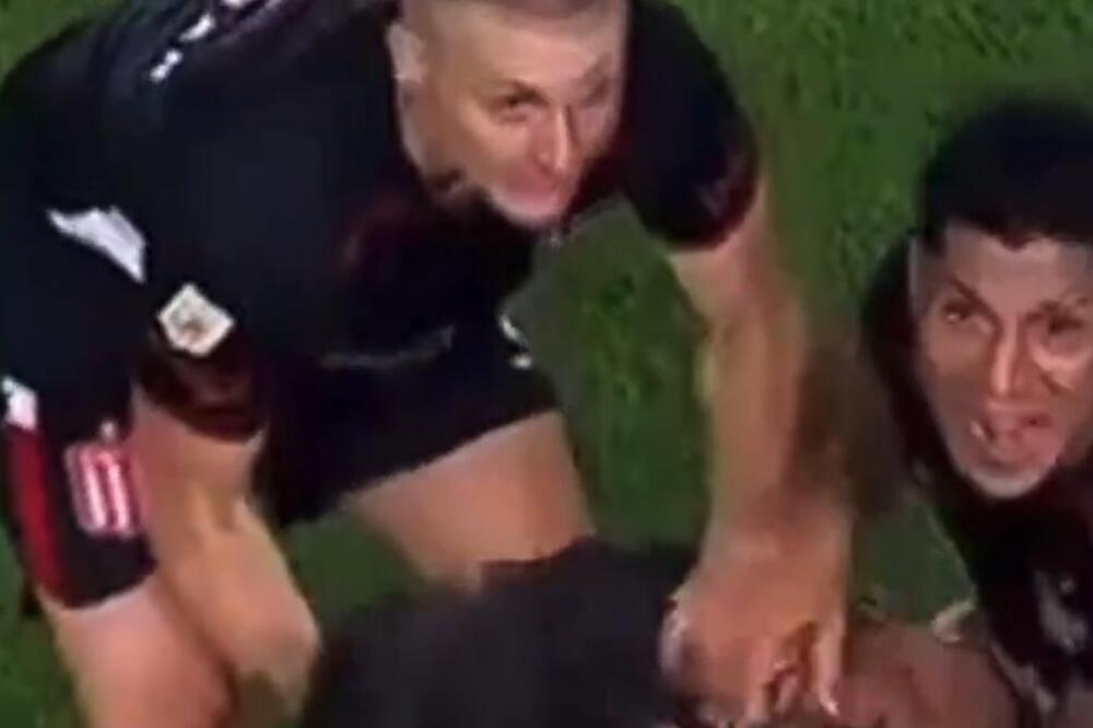 STRAŠNE SCENE NA MEČU: Fudbaler se SRUŠIO na teren i krenuo da se TRESE - saigrači vrištali! (VIDEO)