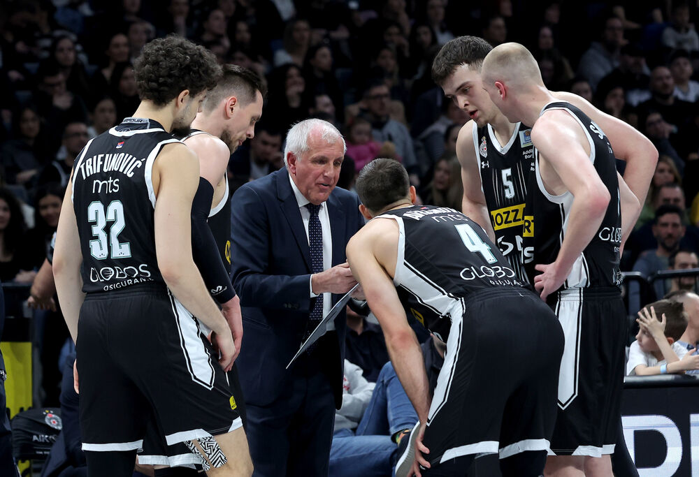 Željko Obradović i košarkaši Partizana