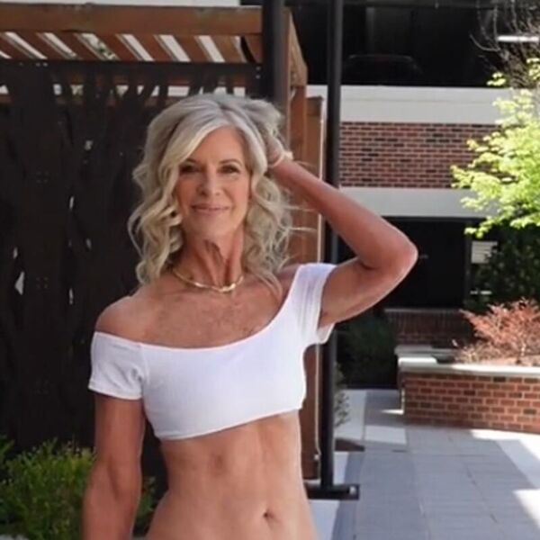 ZBOG OVIH 5 STVARI U TRIDESETOJ PRESTALA DA STARI Plavuša otkrila tajnu mladalačkog izgleda, evo šta STAVLJA U USTA