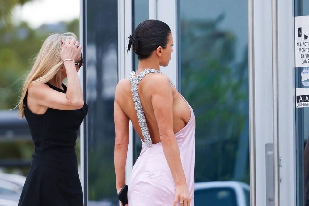 NI GAĆICE, NI BRUS, MINJAK TOLIKO KRATAK DA SE SVE VIDELO: Šetala sa MAJKOM po ULICI u ovom izdanju, LJUDI ŠOKIRANI