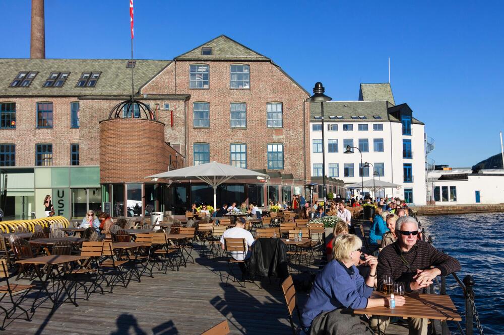 "NEMA KUMOVA, STRANAKA...": Crnogorci otkrili PRAVU ISTINU o životu u jednoj od NAJBOGATIJIH zemalja u Evropi