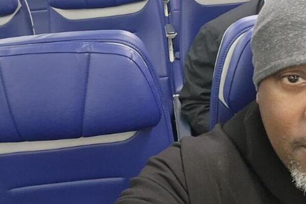 OVU VIRALNU FOTOGRAFIJU BESNOG PUTNIKA JE VIDELO 36 MILIONA LJUDI: Zbog ČOVEKA koji je iza njega SVI VRIŠTE (FOTO)