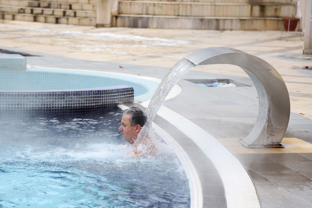 Čovek se kupa u bazenu u Ribarskoj banji