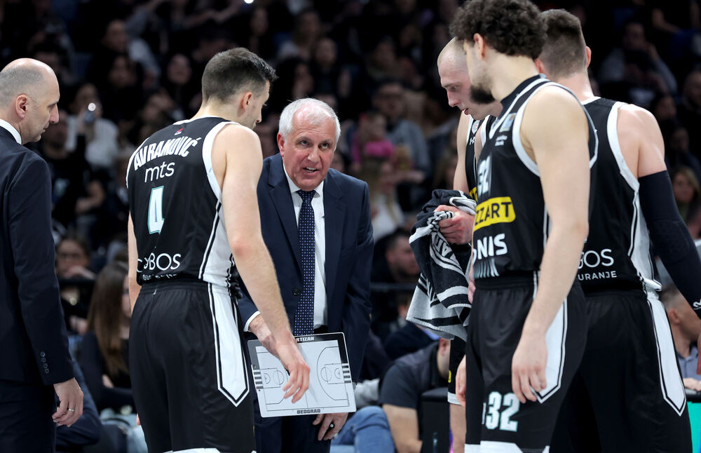 Željko Obradović i košarkaši Partizana na meču protiv Baskonije