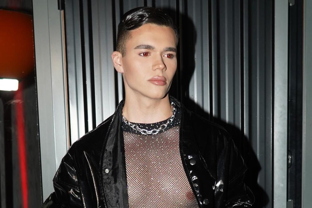 NA NJEMU MREŽICA SA CIRKONIMA, ŠMINKA I LATEKS: Ovakav se pojavio u CENTRU GRADA i SRBE ostavio u dobrom ŠOKU