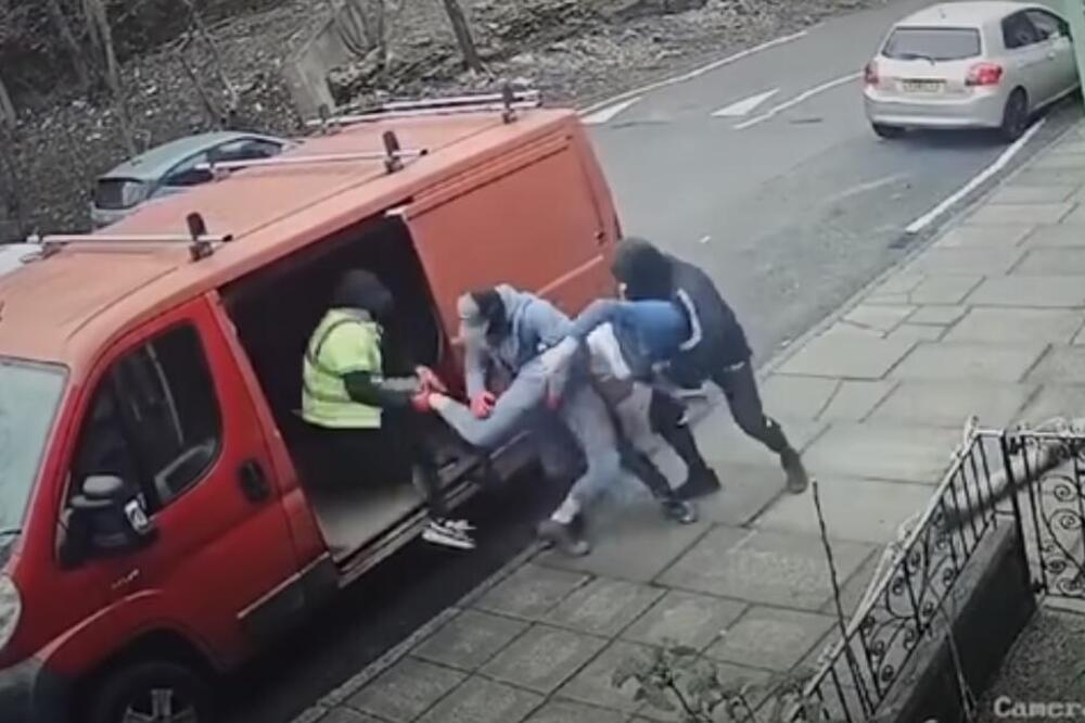 ISPLIVAO ŠOKANTAN SNIMAK OTMICE U SAMOM CENTRU GRADA: Prišli mu i uvukli ga u kombi USRED BELA DANA (VIDEO)