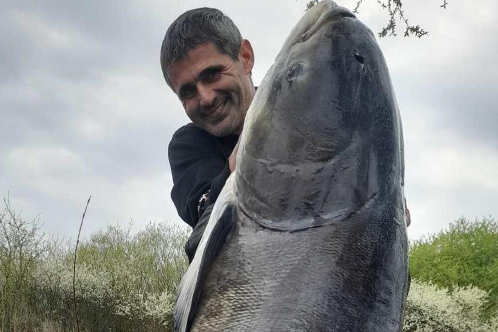 VAGA NIJE MOGLA DA IZMERI GRDOSIJU KOJU JE UPECAO BOJAN, BORBA TRAJALA POLA SATA: "Slučajno sam ga zakačio" (FOTO)