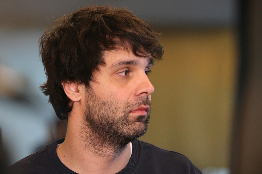 MILOŠ TEODOSIĆ UHVAĆEN ISPRED ZGRADE NA VRAČARU: Jedan DETALJ mnoge ZBUNJUJE, evo zašto svi bruje o BURMI