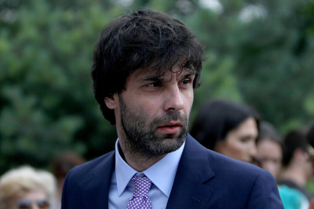 DA LI JE OVO RAZLOG ŠUŠKANJA O RAZVODU? Teodosiću je PREKIPELO zbog BAHANALISANJA, Jelisaveta je ŽELELA PO SVOM?