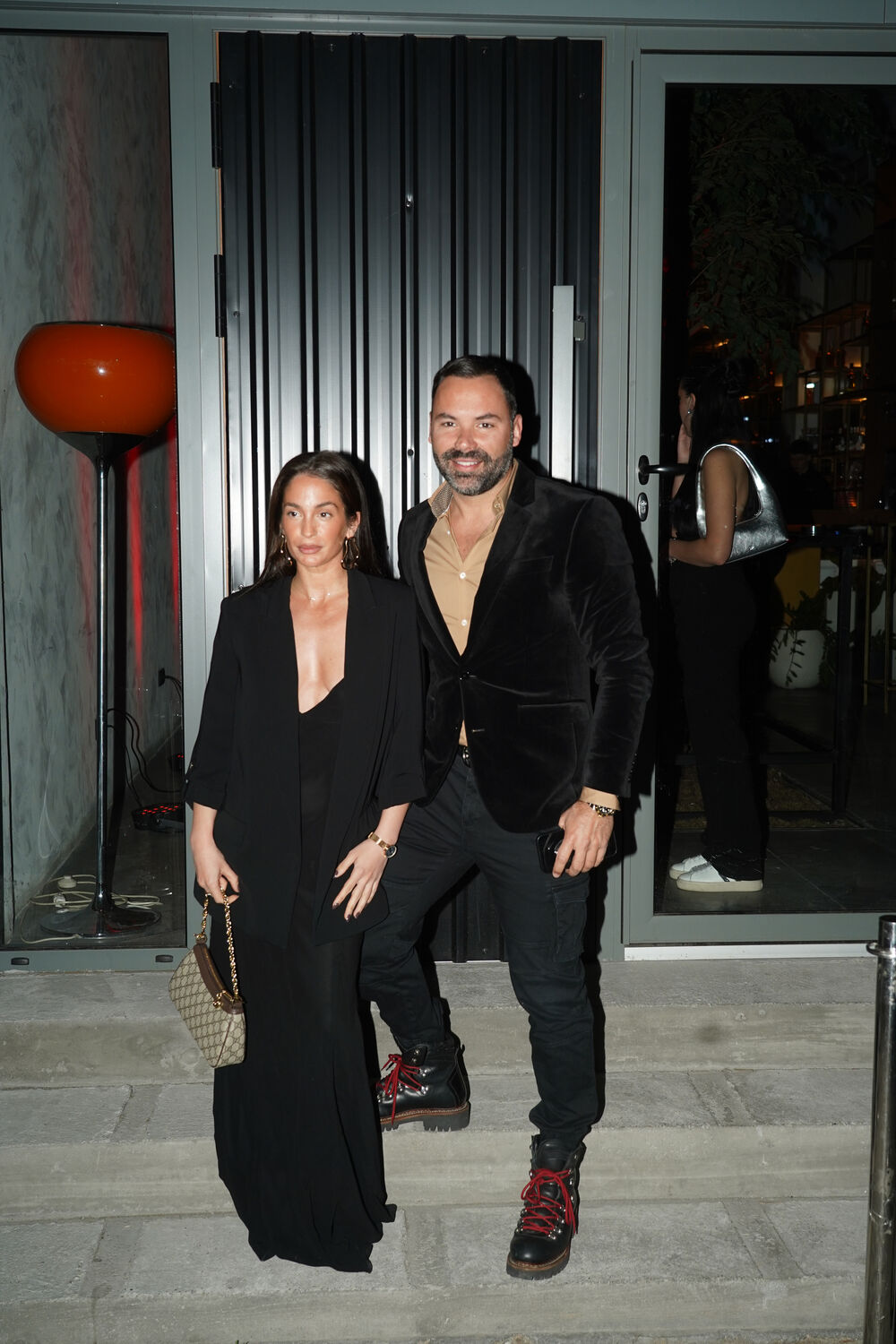 Duboki dekolte joj stoji kao saliven