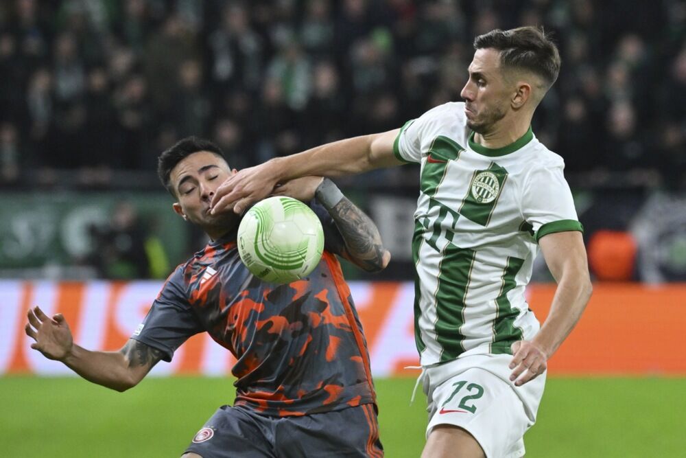 Aleksandar Pešić (desno) na utakmici između Ferencvaroša i Olimpijakosa