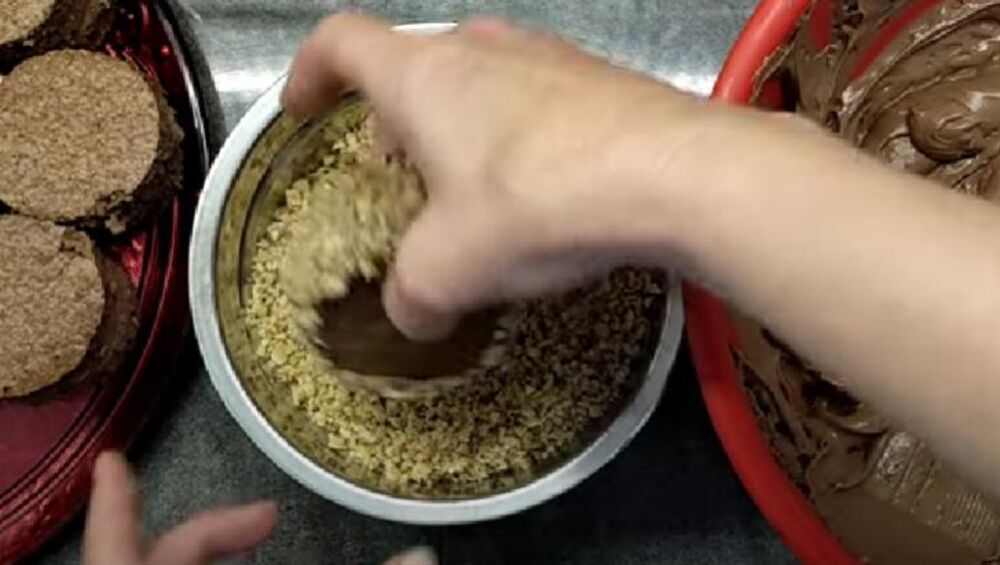 Valjanje turskog kolača 'padišahov' u orahe