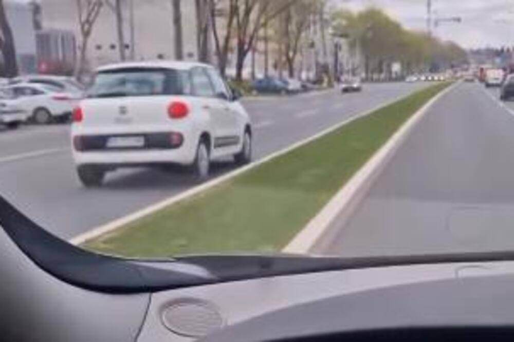 NOVI SNIMAK VOŽNJE U KONTRA SMERU RAZBESNEO BEOGRAĐANE: Gledajte samo šta radi ovaj VOZAČ na Karaburmi (VIDEO)