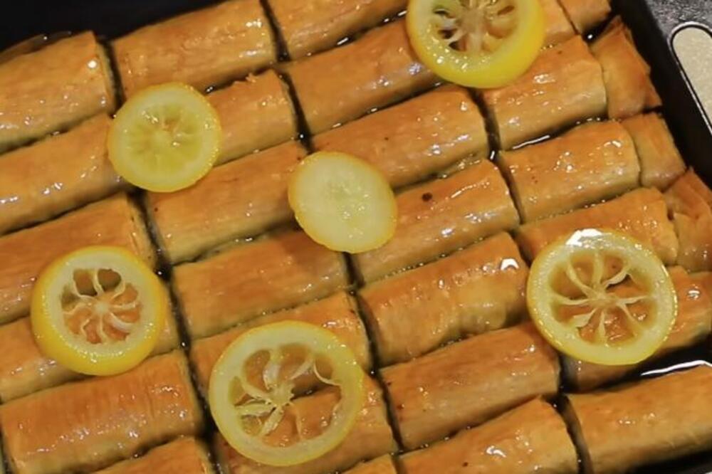 NAJSOČNIJE BAKLAVE U ROLNICI PO RECEPTU SA STAROG PAPIRA: Bogat fil koji baca u trans na prvi zalogaj - savršeno