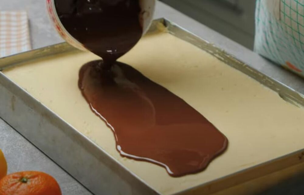 Preliti poslednji sloj glazurom od čokolade